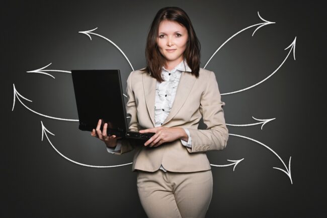 analytics-2697949_1920 Frau in Anzug mit Laptop und Pfeilen